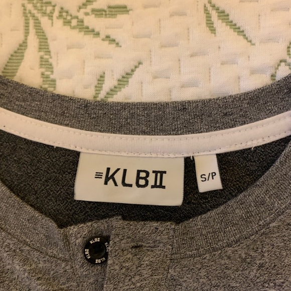 Men’s shirt/ never worn size small - Picture 3 of 3